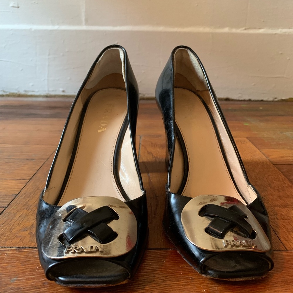 Prada Pp toe Navy Italian Vinyl slvr detail Sz 7
